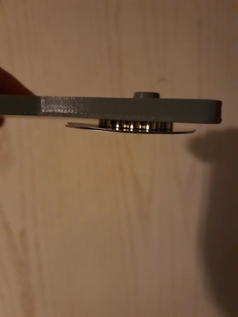 10 aimants et deux plaques en acier retenues par l'aimant dans le case imprimé en 3D