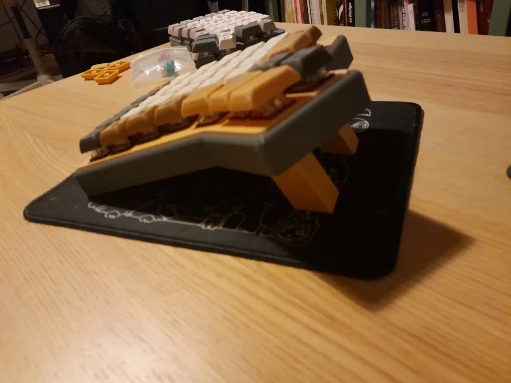 The now inclined keyboard standing on the table