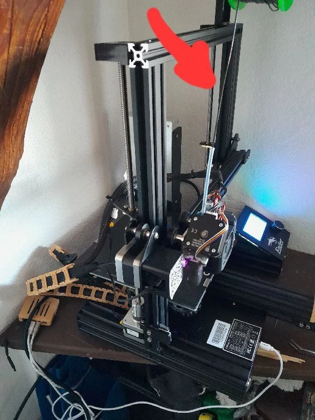 une photo de l'imprimante 3D avec son second shaft, visible au bout de la flèche rouge