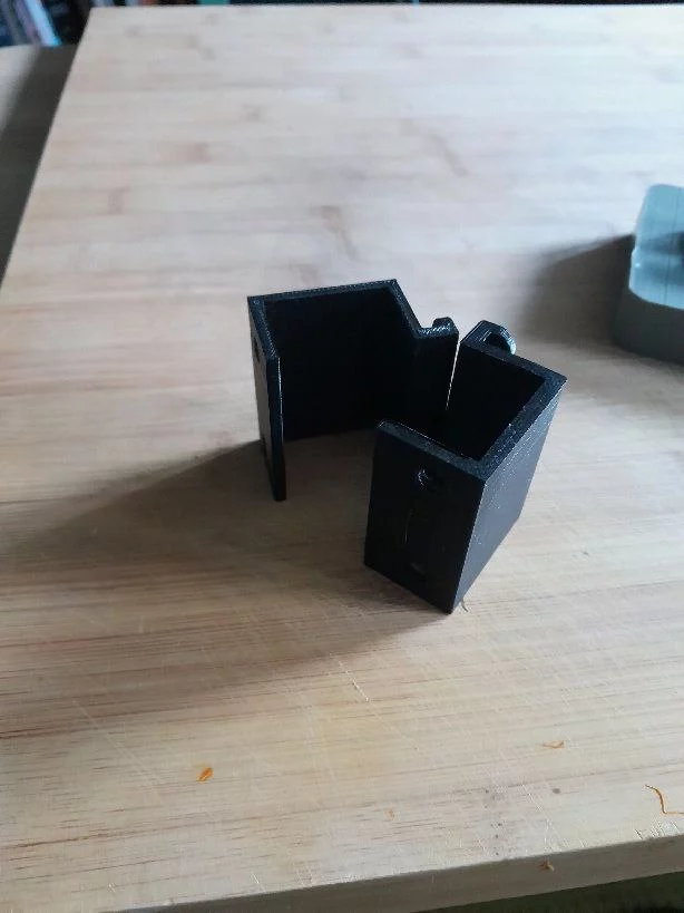 deux pinces imprimées en 3D à installer sur le montant Ivar; ce sont deux fois la même, le modèle est symétrique