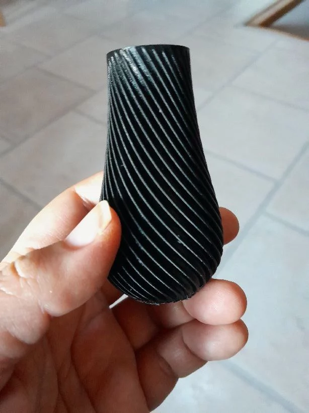 un petit vase imprimé en mode vase (d'un tenant, spiralé, sans murs) : aucun jerk, c'est le print le plus propre que j'ai sorti depuis que je fais ça