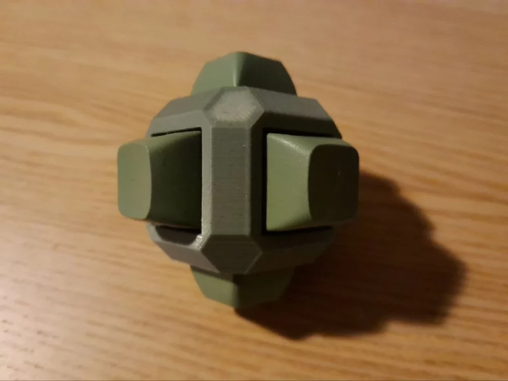 Un cube vert kaki recouvert de touches de clavier sur toutes les faces. Comme c'étaient des échantillons, ils ont tous un comportement différent. Certains sont insupportables.