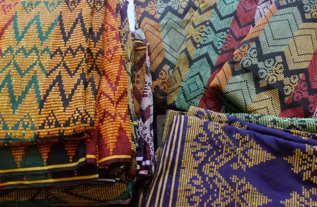 Une sélection de tissus tissés main colorés aux motifs compliqués