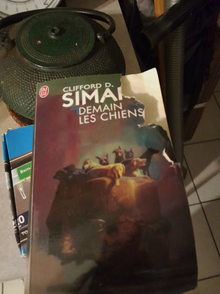 Image du livre "demain les chiens" de Clifford Simak,en format poche, dont la pochette a été grignotée par un chien. 