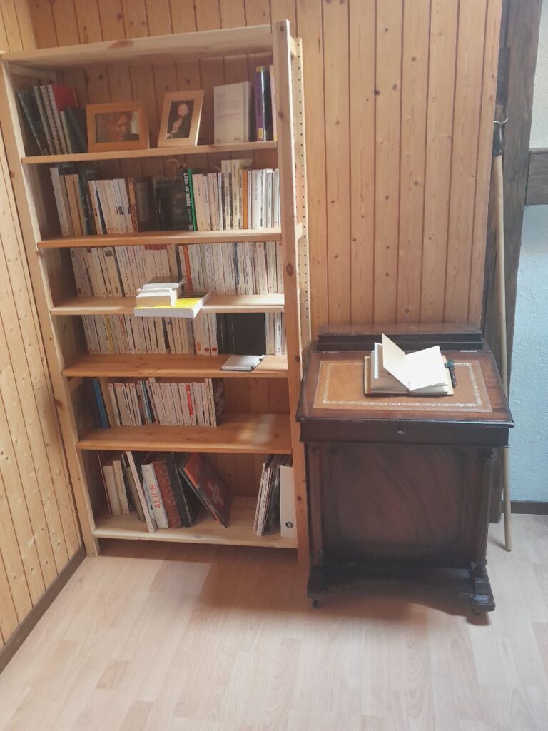 la même vue du Davenport à côté de sa bibliothèque dans l'angle de la pièce aux murs en lambris, mais de face, un peu vue de dessus, à ma hauteur