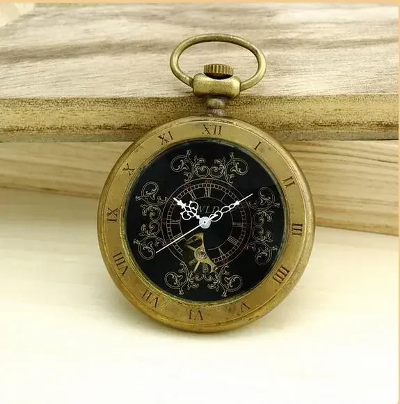 La même montre vue de face. On se rend compte que le cadran n'est pas bleu marine, mais noir. Le centre du cadran, autour du moyeu des aiguilles, est ornementé d'un petit arc échelonné orné de chiffres romains. Une petite ouverture au sud du cadran permet d'entrapercevoir le mouvement.