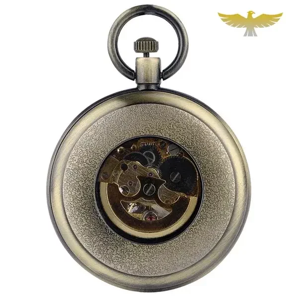 Le dos comporte également une petite ouverture sur le mouvement. Il est finement martelé et donne un aspect un peu crépi.