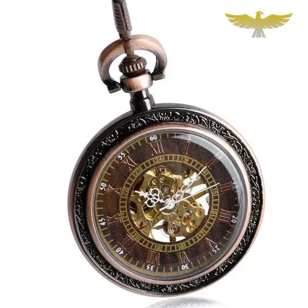 d'aspect plus cuivré, cette montre a un aspect très sombre, presque noir, aux accents un peu rosés. À l'avant. le relief des gravures du capot se distingue à peine tant sa couleur semble absorber toute lumière. Le cadran ébène cerclé de cuivre est orné de chiffres romains cuivrés pour indiquer les heures, puis de petits chiffres arabes blancs sur l'arc externe pour les minuntes, et encore de chiffres arabes sur un arc interne échelonné, doré, qui entoure une ouverture sur le mouvement, pour marquer les heures au format européen.