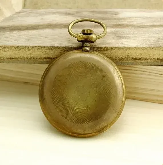 Le dos du capot présente simplement un motif géométrique concentrique, sans plus de décoration. Il est très patiné, artificiellement.