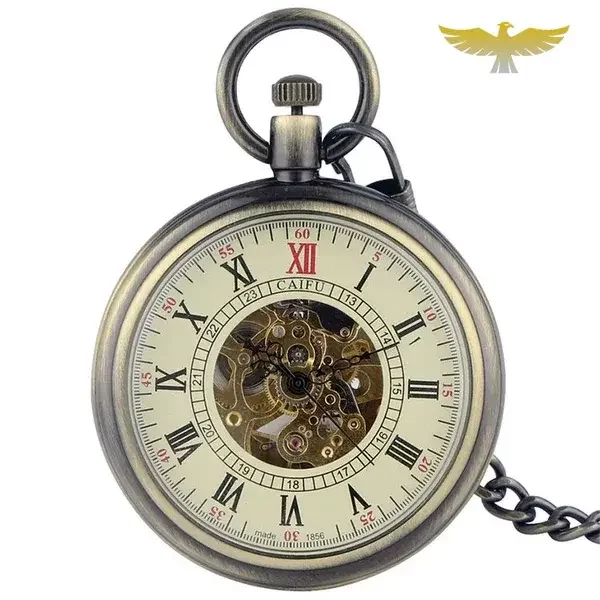 Encore une montre au boîtier d'aspect bronze. Un peu plus moderne, celle-ci n'a pas non plus de capot. Les deux autres sont patinées mais celle-là est polie et son capot est brillant. En formes simples, il est plus moderne que les deux précédents. Le cadran est un à-plat blanc comportant une petite ouverture sur le mouvement, orné de chiffres romains noirs, à l'exception du XII qui est rouge. Les minutes sont signifiées par des petits traits à intervalles réguliers entre les chiffres romains.