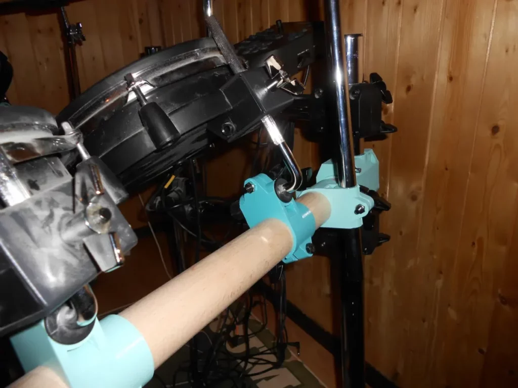 gros plan sur un des montants en bois avec les connecteurs bleus fluos imprimés en 3D