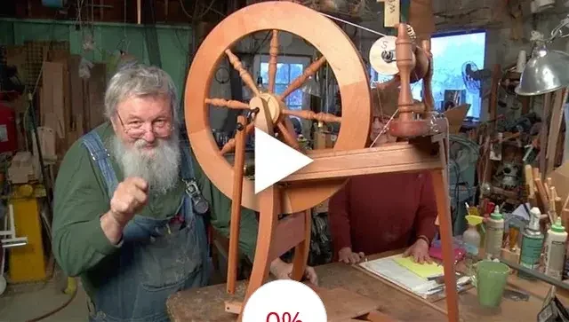 Littéralement un lutin en salopette, lunettes ovales enfoncées sur la pointe du nez, cheveux et barbe d'un gris acier étonnamment uniforme, sourire malicieux, devant un rouet tout droit issu d'un compte de fée, posé sur la table d'un atelier très "atelier", bourré de cônes de fils, de bombonnes de peintures, de planches de bois et de plein d'autres machins. Y a une dame cachée derrière le rouet, aussi.