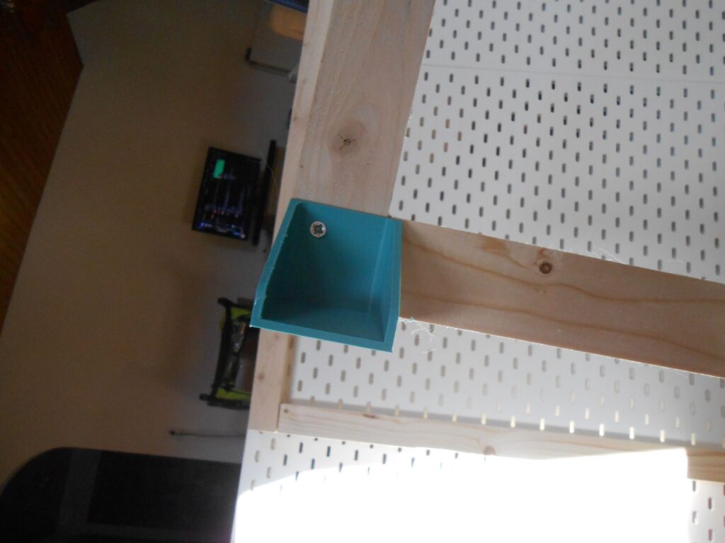 un pied-équerre vu de face, avec une vis en haut à gauche