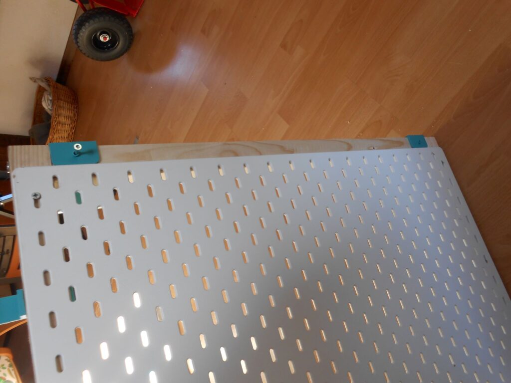 les embouts du haut du cadre pour visser au faux plafond, vus de face. 