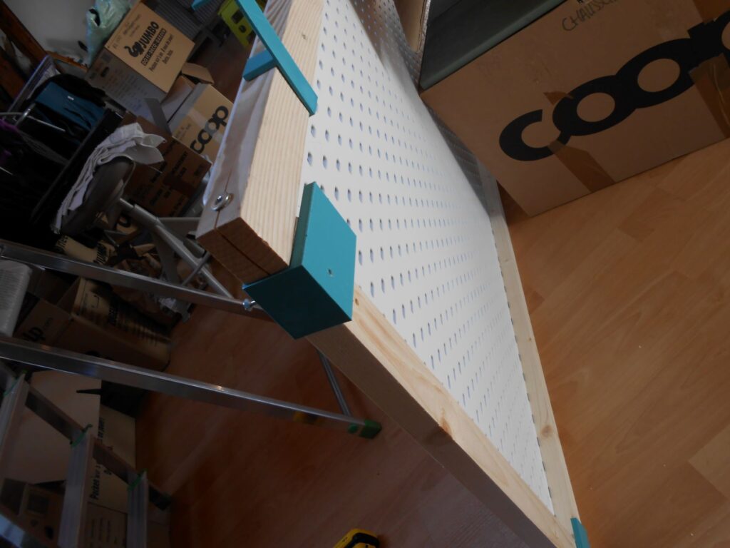 les embouts de vissage au faux plafond, vu de derrière.