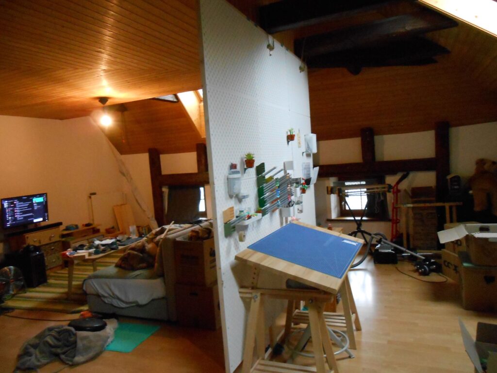 vue de côté de la cloison, où on peut voir l'espace salon d'un côté et l'espace dessin de l'autre