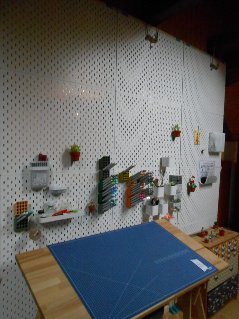vue de l'espace dessin, avec les blocs à stylo et autres accessoires de dessin accrochés stratégiquement aux murs