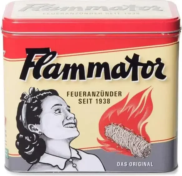 c'est une boîte d'allumes-feu en fer blanc. Le visuel est très rétro-années-50. Y a un allume-feu en feu à droite, et à gauche une petite fille très bien sur elle qui regarde l'allume-feu avec un regard indescriptible. On dirait qu'elle est mouchée par la puissance de la flamme et très contente à la fois, ce qui lui donne une bonne tête de psychopathe pyromane prête à regarder le monde brûler.