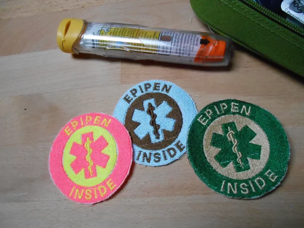 Même photo, avec deux autres patches de couleurs contrastantes, pour l'option "couleurs en stock aléatoires" de la commande. Ceux-ci sont respectivement jaune et rose fluo, et bleu ciel et brun.