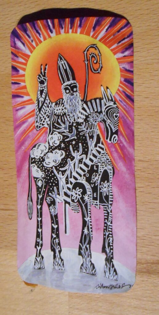 Un mec avec une longue barbe, une mitre et un bâton de berger sur une mule fleurie dont les yeux sont un coeur. Le mec lève deux doigts, mais pas dans le traditionnel signe chrétien, il fait un "peace and love". Lec mec et la mule sont en noir-blanc, dessinés au fmarker blanc à encre avec des traits super naïfs. Ils se tiennent devant un soleil énorme et très orange et jaune, dans un ciel très violet et rose.