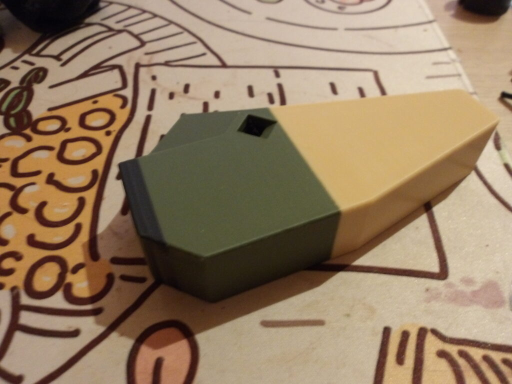 le dos de l'ocarina tout cubique, avec le même color scheme sauf que de ce côté le filament gris orangé est franc noir